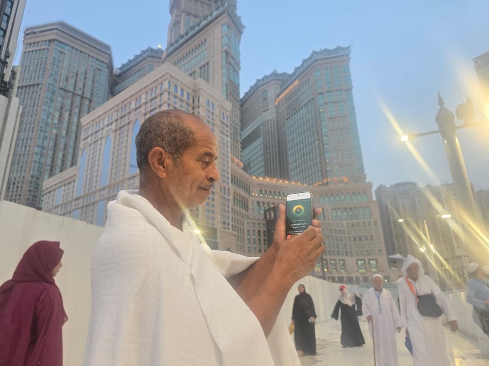 يسأل الوكيل أمام ساحات الحرم