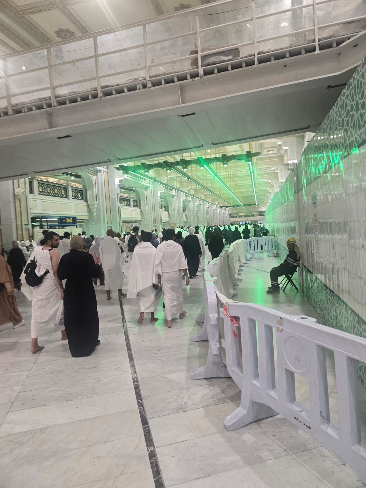 المعتمرون في السعي بين الصفا والمروة